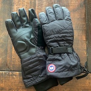 Women’s Canada Goose medium gloves